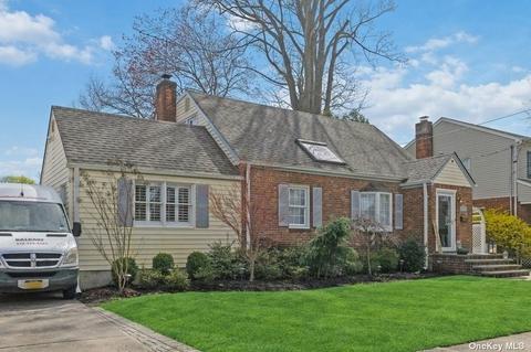 2084 Potter Ave, Merrick, NY 11566