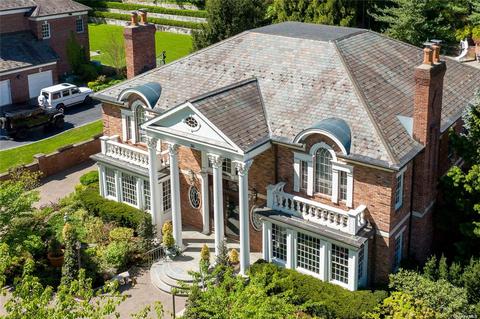 30 Walter Ln, Manhasset, NY 11030