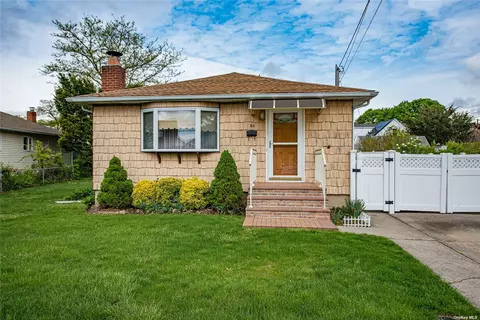 30 Lawnview Ave, Hicksville, NY 11801