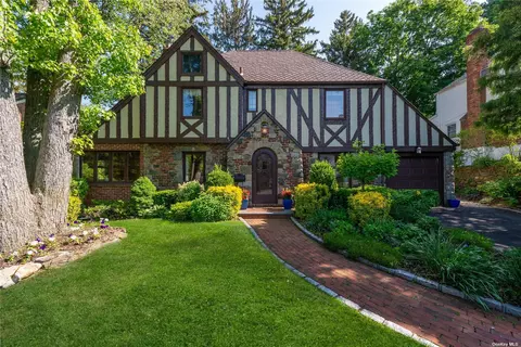 29 Rockcrest Rd, Manhasset, NY 11030
