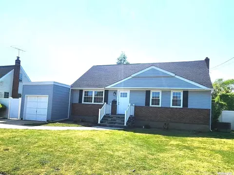 588 Center Briarwood Ave, West Islip, NY 11795