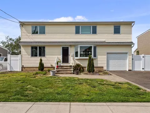 257 N Cedar St, Massapequa, NY 11758