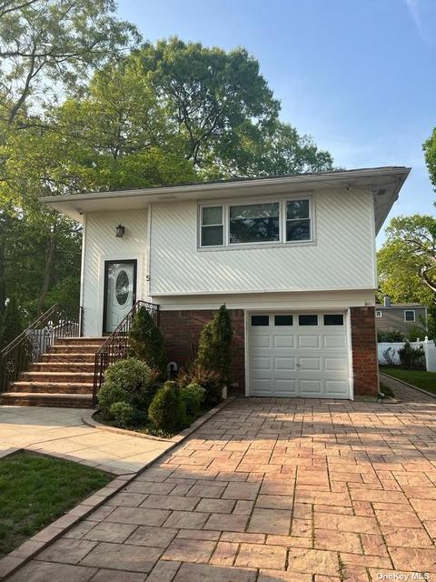 5 Oakley St, Massapequa, NY 11758