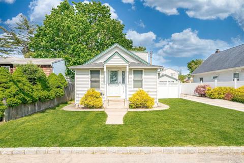 348 S 6th St, Lindenhurst, NY 11757