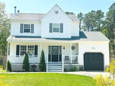 146 Raynor Rd, Ridge, NY 11961