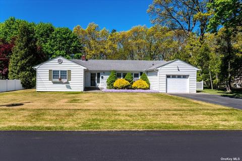 38 Oxbow Rd, Patchogue, NY 11772