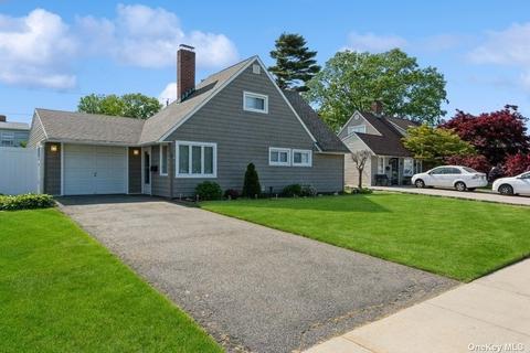 18 Picture Ln, Hicksville, NY 11801