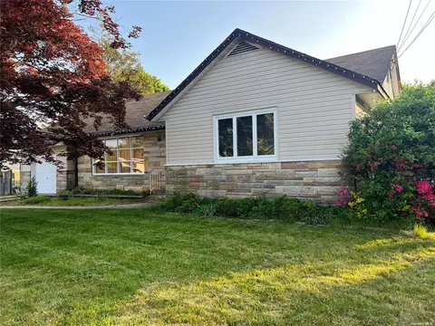 118 Jefferson Ave, Deer Park, NY 11729