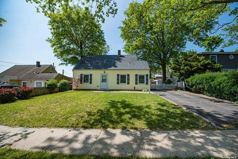 8 Hilltop Rd, Levittown, NY 11756
