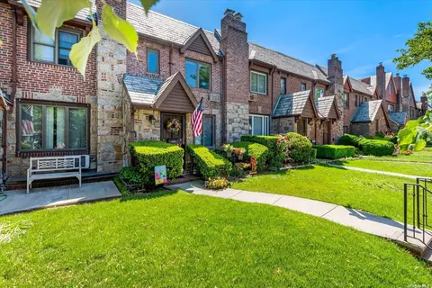 77-07 82nd St, Glendale, NY 11385