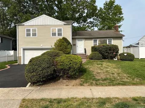 31 Cranberry Ln, Plainview, NY 11803