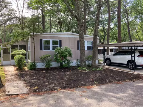 5258 Riverleigh Ave #8, Riverhead, NY 11901