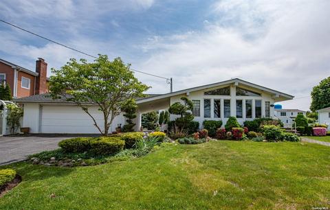 15 Pickwick S Dr, Hicksville, NY 11801