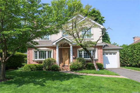 4 Bromley Ln, Great Neck, NY 11023