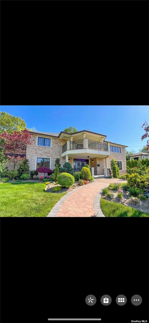 8 Market Ln, Great Neck, NY 11020