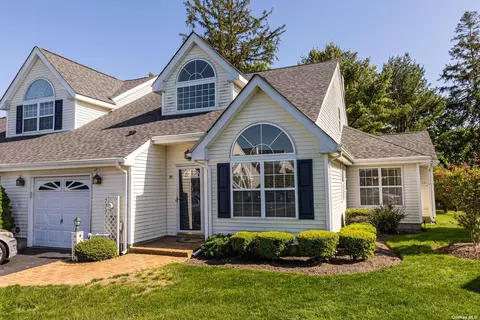 22 Joyces Way #1, Bay Shore, NY 11706