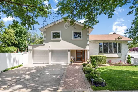 924 Park Ln, Valley Stream, NY 11581