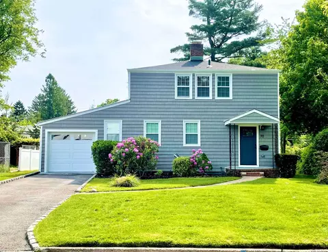 70 Appletree Ln, Roslyn Heights, NY 11577