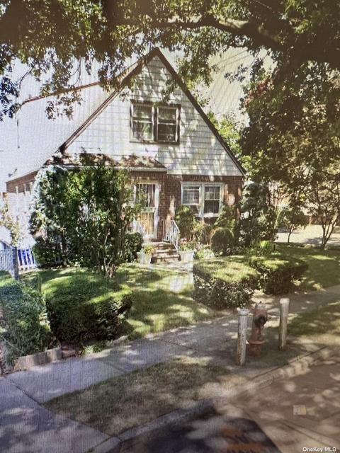 261-19 E Williston Ave, Floral Park, NY 11001