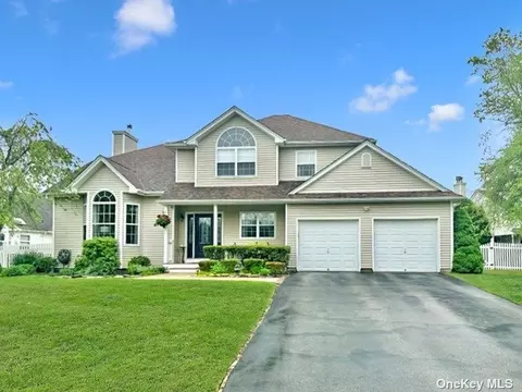 4 Abby Ct, Moriches, NY 11955