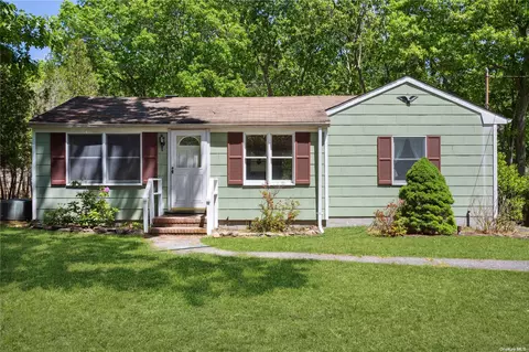 108 Washington Heights Ave, Hampton Bays, NY 11946