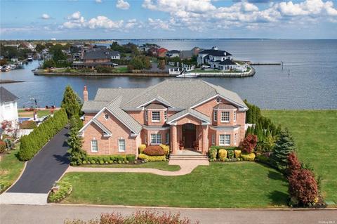183 Pace Dr, West Islip, NY 11795