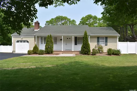 17 Flower Hill Dr, Shirley, NY 11967
