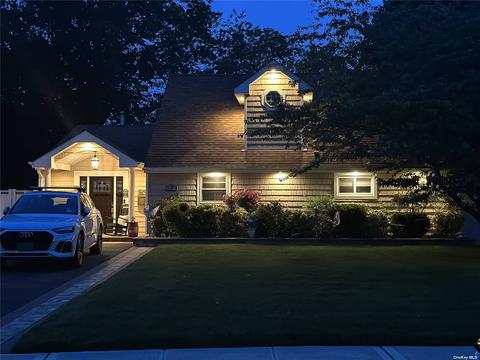 7 Polaris Dr, Levittown, NY 11756