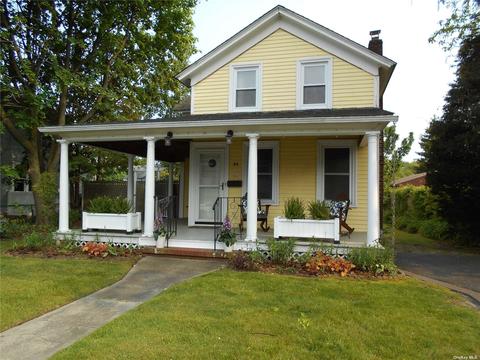 44 Amity St, Patchogue, NY 11772