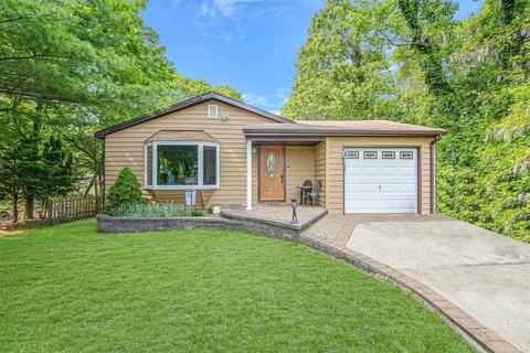 89 Hollywood Ave, Selden, NY 11784