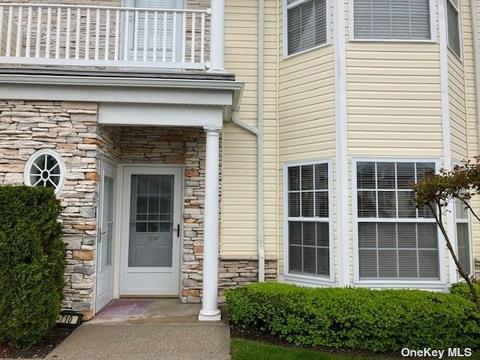709 Narragansett Villas Dr #709, Lindenhurst, NY 11757