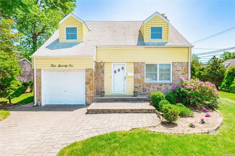 471 N Grove St, Valley Stream, NY 11580