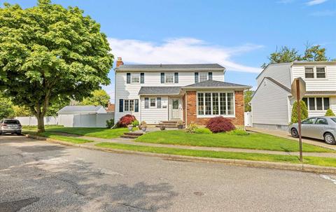 9 Imogene Dr, Massapequa, NY 11758