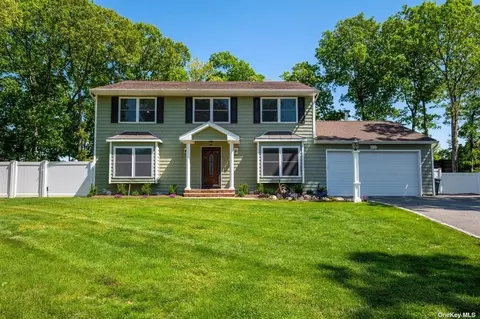 10 Driftwood Ln, Dix Hills, NY 11746