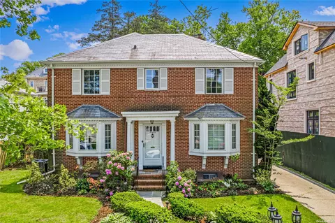 184-44 Midland Pkwy, Jamaica Estates, NY 11432