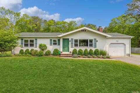24 Norwood Rd, Hampton Bays, NY 11946