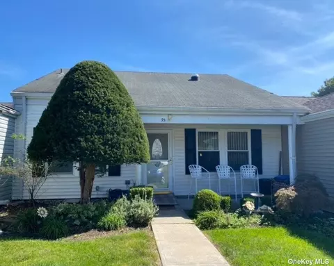 95 Forge Ln #95, Coram, NY 11727