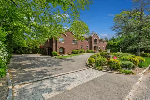 128 Willow Rd #R, Woodsburgh, NY 11598