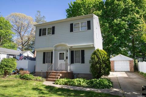 46 E 17th St, Huntington Station, NY 11746