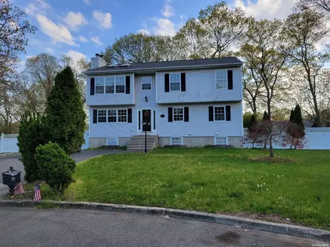 6 Witmer Ct, Islandia, NY 11749