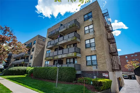 101 Jackson Ave #1E, Mineola, NY 11501