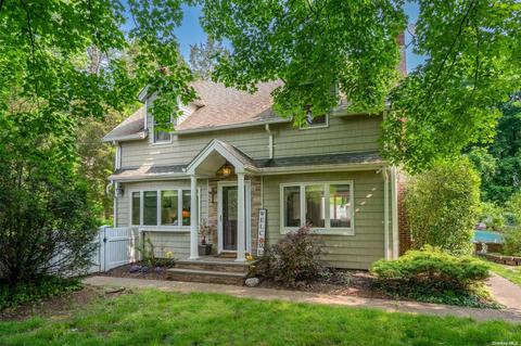 829 Meadow Rd, Smithtown, NY 11787