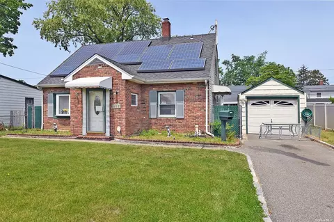 653 Bryant St, Westbury, NY 11590