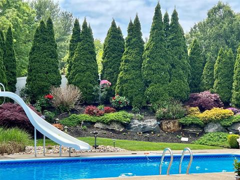 16 Heather Dr, Kings Park, NY 11754