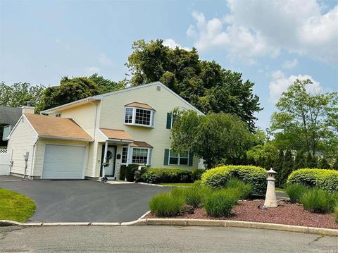4 Powell Ct, Amityville, NY 11701