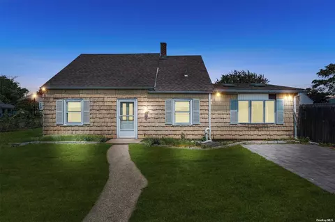 38 Dale Ln, Levittown, NY 11756