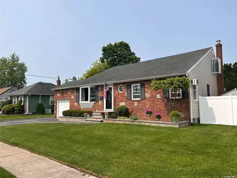 576 Center Briarwood Ave, West Islip, NY 11795