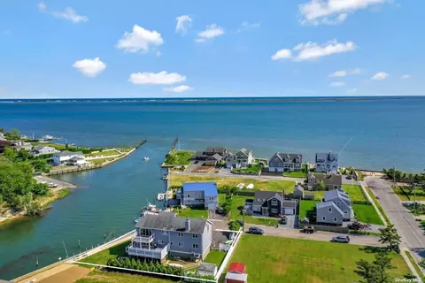 7 Oceanview Pl, Center Moriches, NY 11934