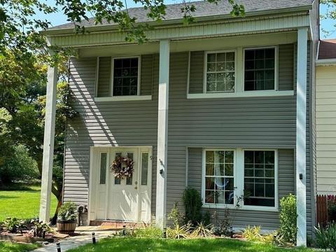 9 Sharpsburg Ct #9, Coram, NY 11727