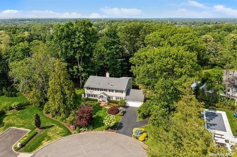 15 Lawn Dr, East Hills, NY 11576